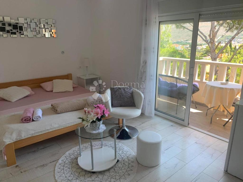 OPPORTUNITÀ UNICA – AMPIO APPARTAMENTO QUADRILOCALE CON QUATTRO BALCONI SU UNA SCOGLIERA SUL MARE – STOBREČ