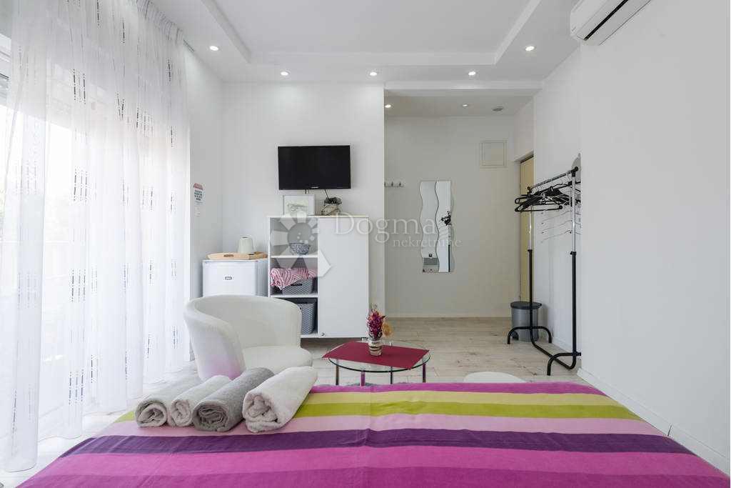 OPPORTUNITÀ UNICA – AMPIO APPARTAMENTO QUADRILOCALE CON QUATTRO BALCONI SU UNA SCOGLIERA SUL MARE – STOBREČ