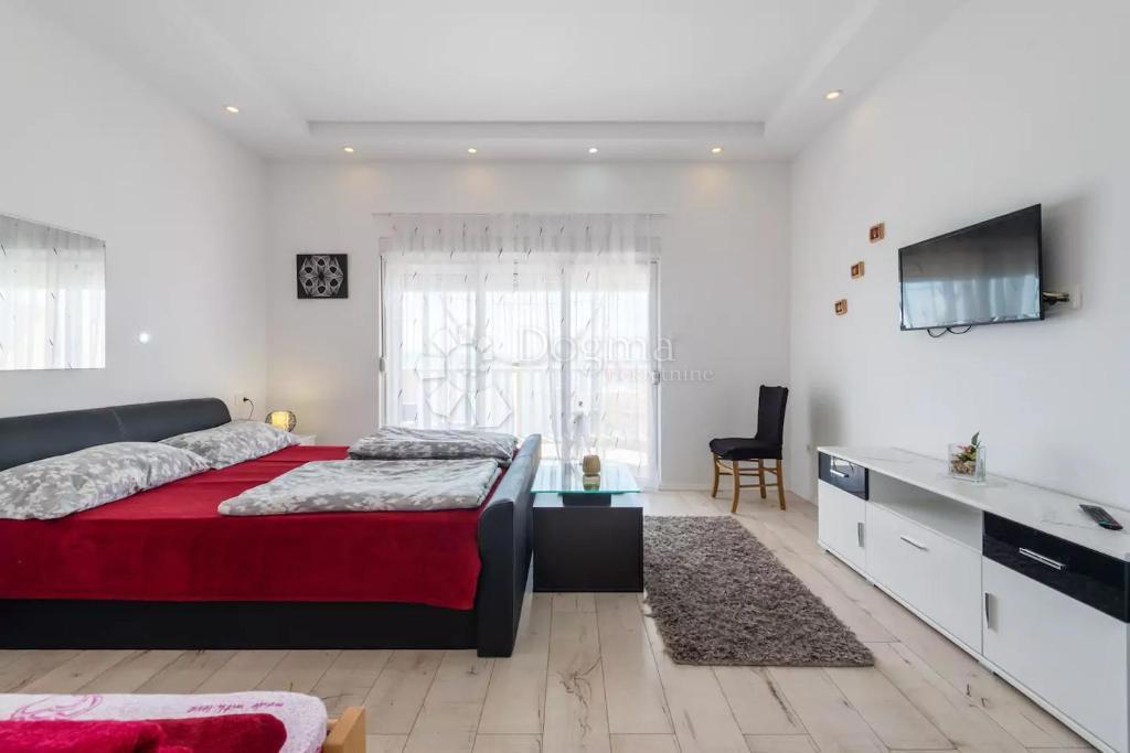 OPPORTUNITÀ UNICA – AMPIO APPARTAMENTO QUADRILOCALE CON QUATTRO BALCONI SU UNA SCOGLIERA SUL MARE – STOBREČ