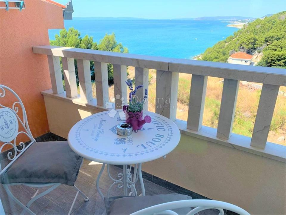 OPPORTUNITÀ UNICA – AMPIO APPARTAMENTO QUADRILOCALE CON QUATTRO BALCONI SU UNA SCOGLIERA SUL MARE – STOBREČ