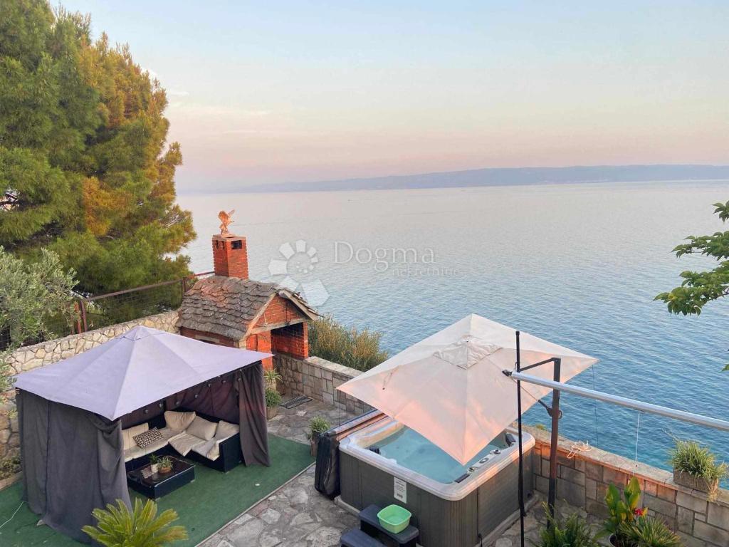 OPPORTUNITÀ UNICA – AMPIO APPARTAMENTO QUADRILOCALE CON QUATTRO BALCONI SU UNA SCOGLIERA SUL MARE – STOBREČ