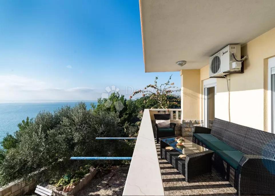 OPPORTUNITÀ UNICA – AMPIO APPARTAMENTO QUADRILOCALE CON QUATTRO BALCONI SU UNA SCOGLIERA SUL MARE – STOBREČ