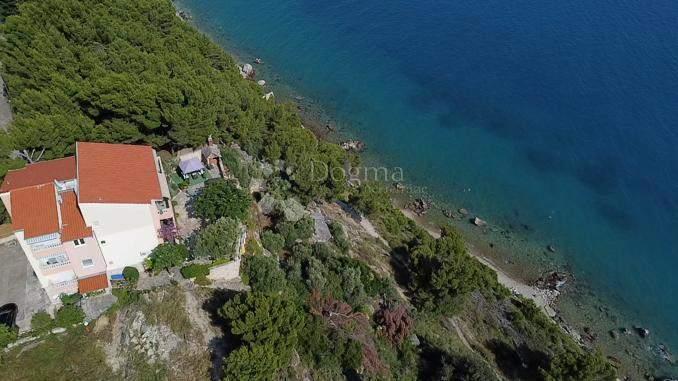 OPPORTUNITÀ UNICA – AMPIO APPARTAMENTO QUADRILOCALE CON QUATTRO BALCONI SU UNA SCOGLIERA SUL MARE – STOBREČ