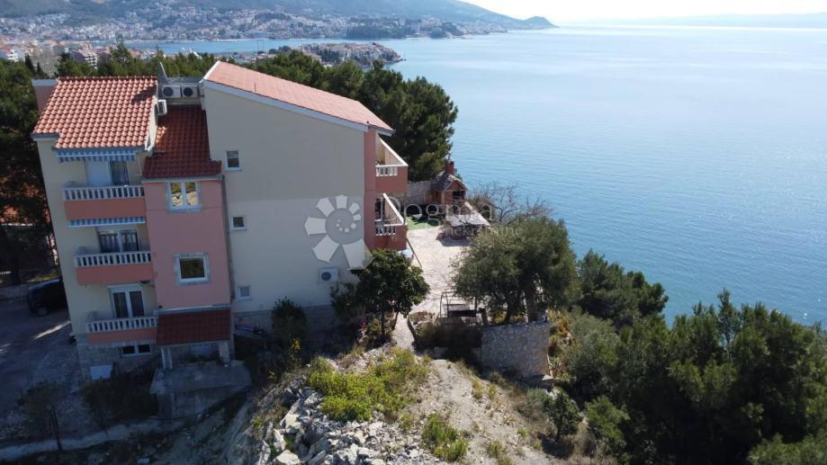 OPPORTUNITÀ UNICA – AMPIO APPARTAMENTO QUADRILOCALE CON QUATTRO BALCONI SU UNA SCOGLIERA SUL MARE – STOBREČ