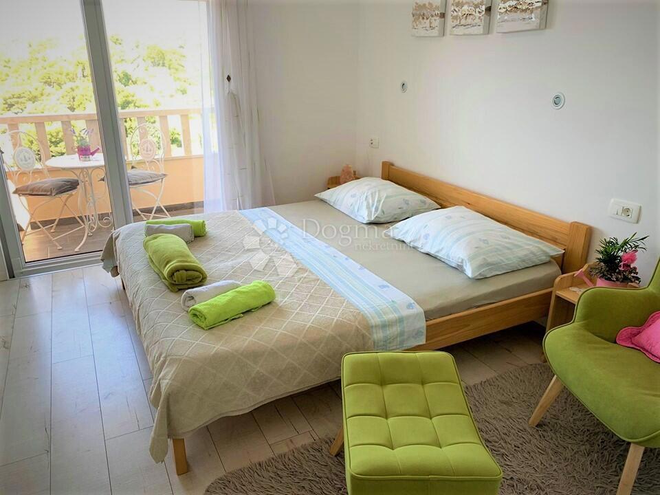 OPPORTUNITÀ UNICA – AMPIO APPARTAMENTO QUADRILOCALE CON QUATTRO BALCONI SU UNA SCOGLIERA SUL MARE – STOBREČ