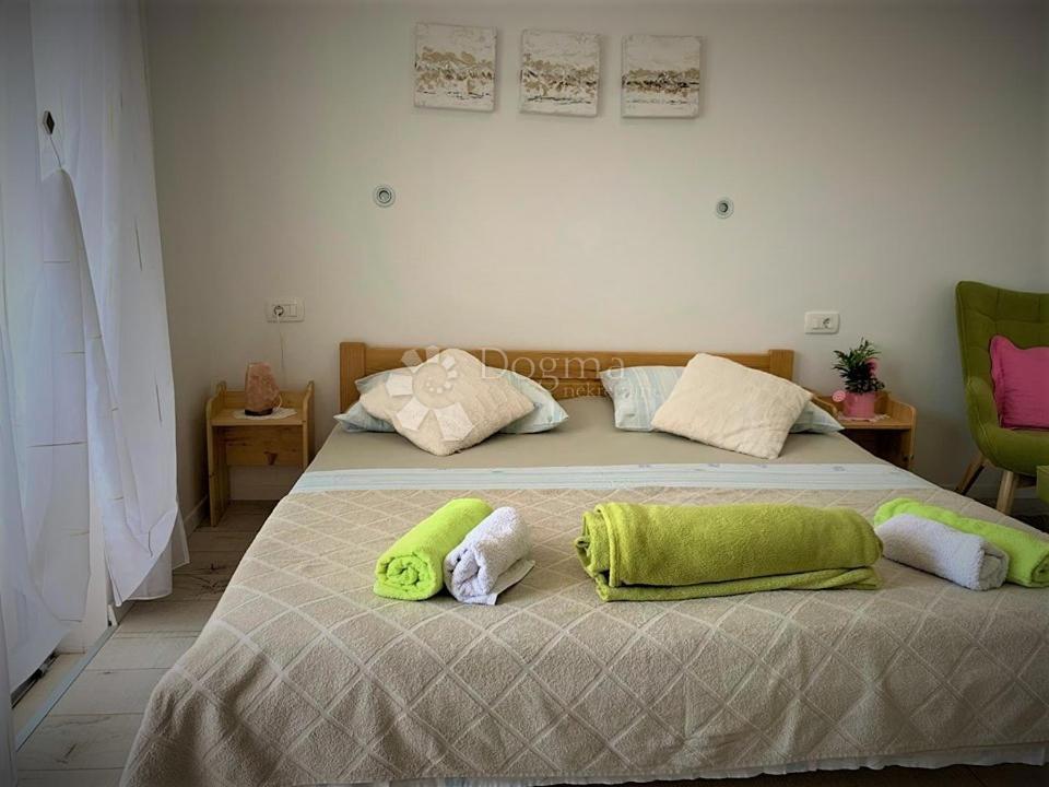 OPPORTUNITÀ UNICA – AMPIO APPARTAMENTO QUADRILOCALE CON QUATTRO BALCONI SU UNA SCOGLIERA SUL MARE – STOBREČ