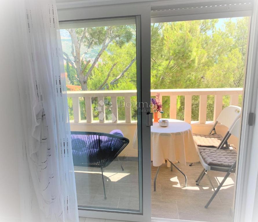 OPPORTUNITÀ UNICA – AMPIO APPARTAMENTO QUADRILOCALE CON QUATTRO BALCONI SU UNA SCOGLIERA SUL MARE – STOBREČ