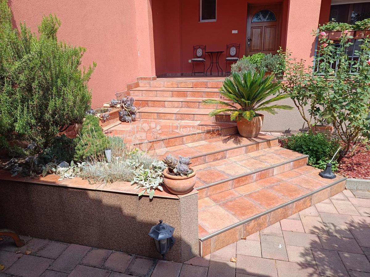 Casa Borovo Naselje, Vukovar, 449m2