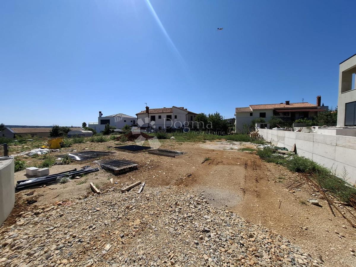 Terreno edificabile circondato da ville a 3 km dal mare
