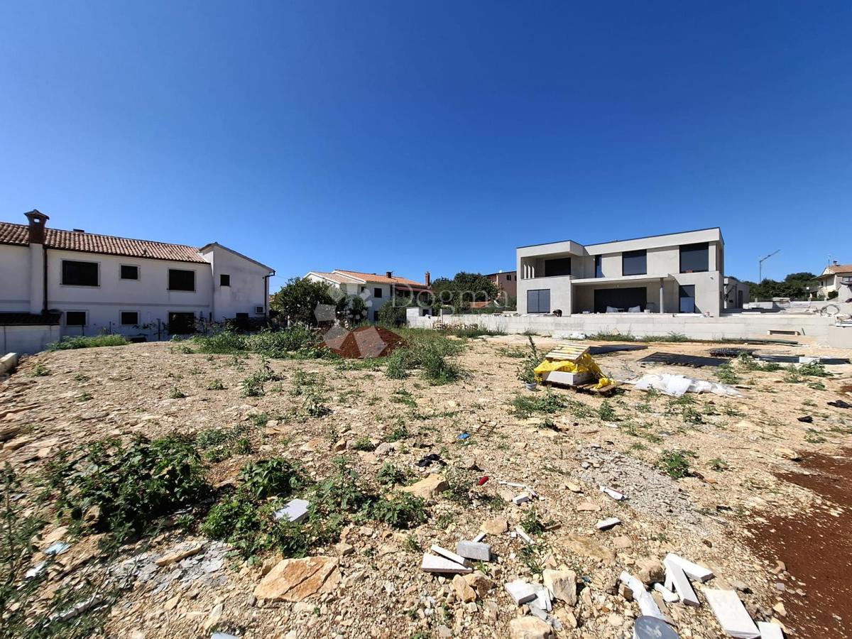 Terreno edificabile circondato da ville a 3 km dal mare