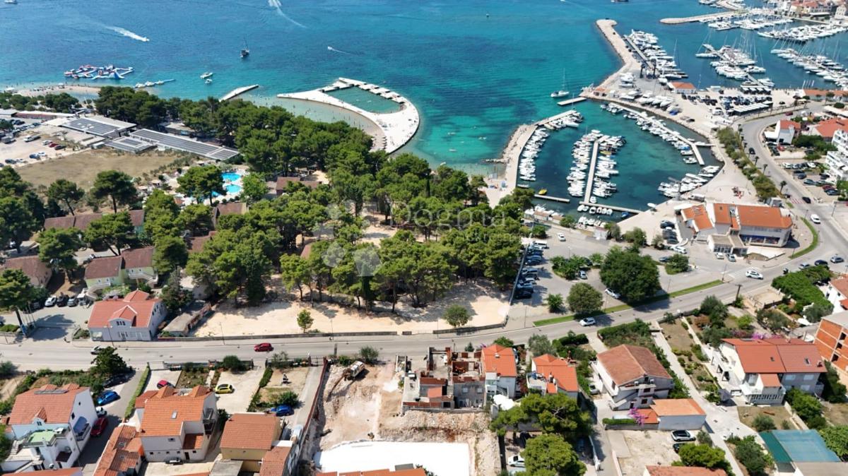 Vodice – Appartamento trilocale al 1° piano, a 50 m dal mare, terrazza, balcone, posto auto 28,35 m² incluso nel prezzo