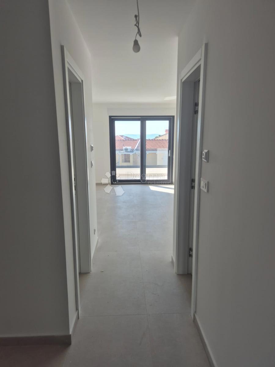 NUOVA COSTRUZIONE – APPARTAMENTO MODERNO AL 2° PIANO CON BALCONE E VISTA MARE, A MENO DI 150 m DALLA SPIAGGIA – OKRUG GORNJI