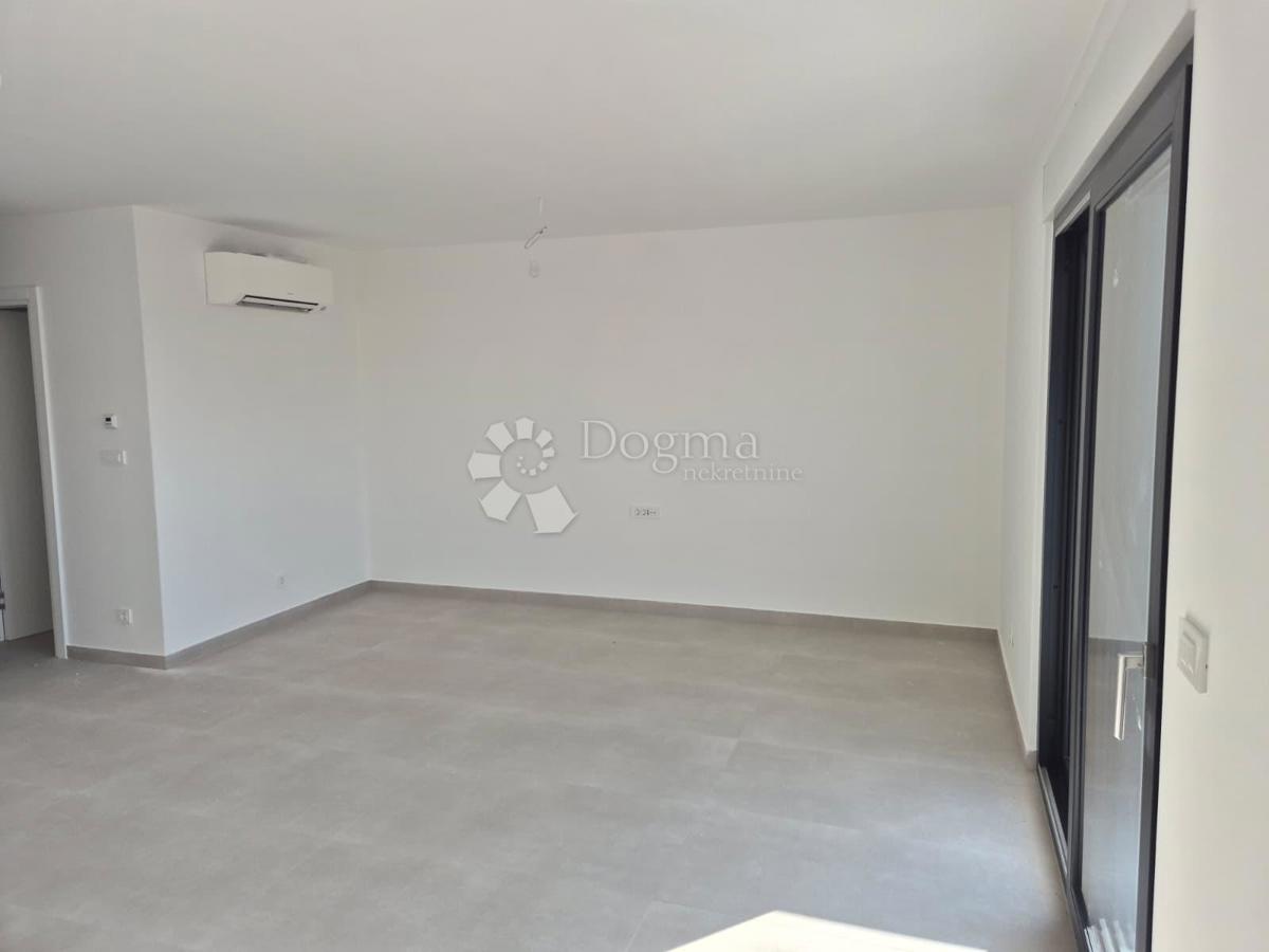 NUOVA COSTRUZIONE – APPARTAMENTO MODERNO AL 2° PIANO CON BALCONE E VISTA MARE, A MENO DI 150 m DALLA SPIAGGIA – OKRUG GORNJI