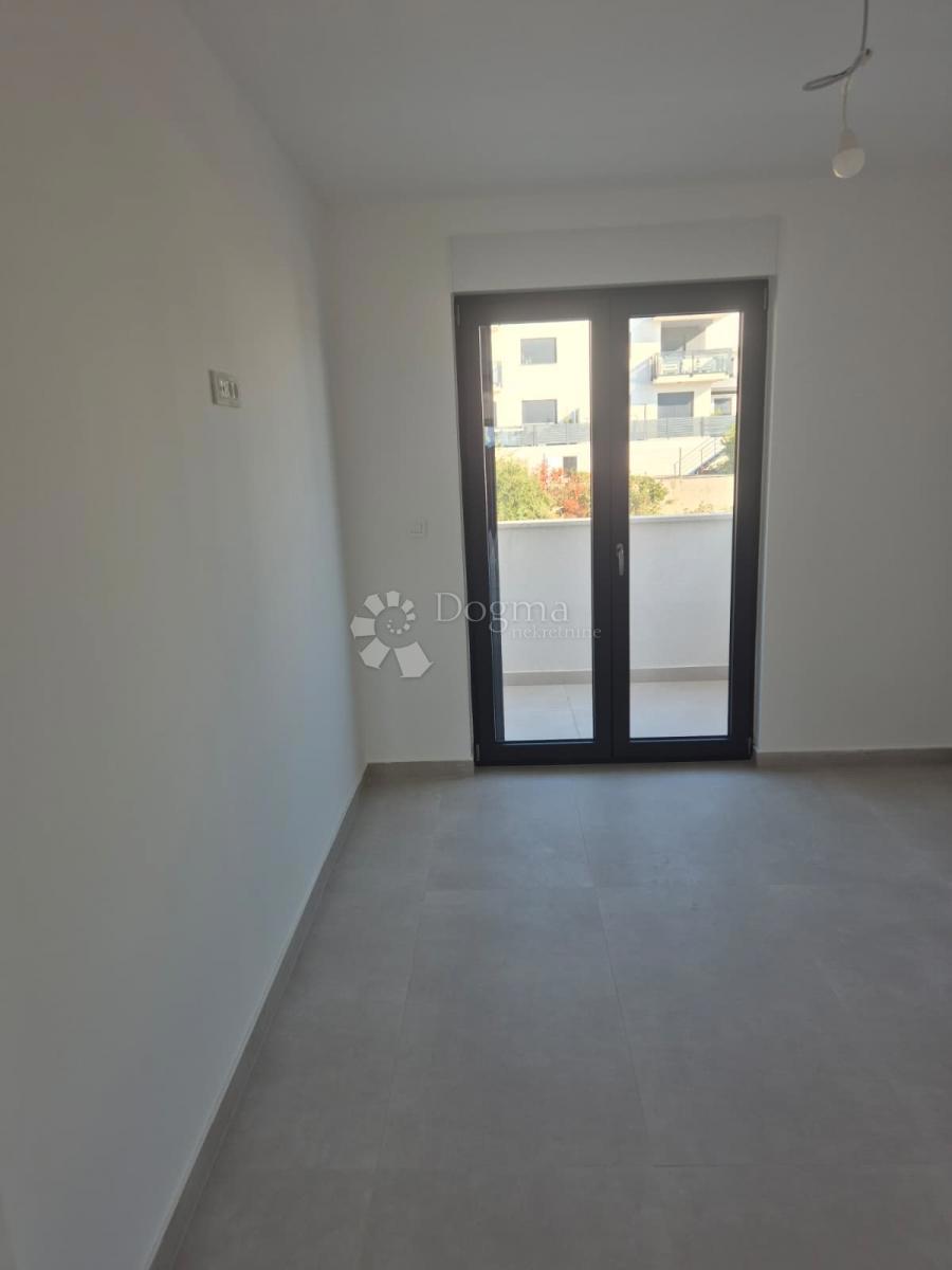 NUOVA COSTRUZIONE – APPARTAMENTO MODERNO AL 2° PIANO CON BALCONE E VISTA MARE, A MENO DI 150 m DALLA SPIAGGIA – OKRUG GORNJI