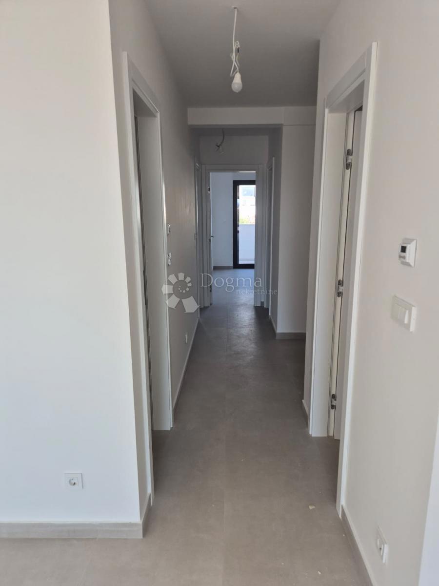 NUOVA COSTRUZIONE – APPARTAMENTO MODERNO AL 2° PIANO CON BALCONE E VISTA MARE, A MENO DI 150 m DALLA SPIAGGIA – OKRUG GORNJI