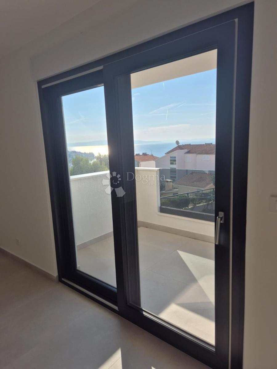 NUOVA COSTRUZIONE – APPARTAMENTO MODERNO AL 2° PIANO CON BALCONE E VISTA MARE, A MENO DI 150 m DALLA SPIAGGIA – OKRUG GORNJI