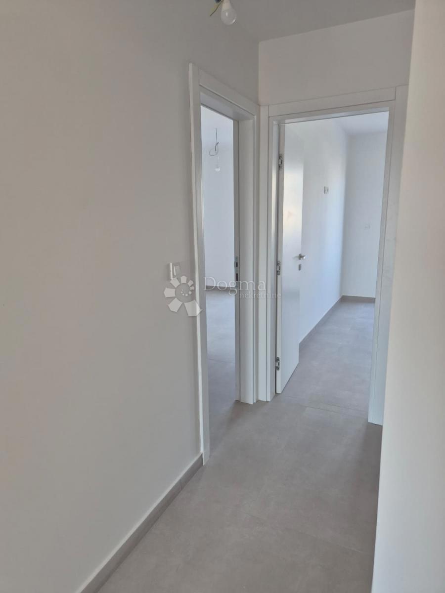 NUOVA COSTRUZIONE – APPARTAMENTO MODERNO AL 2° PIANO CON BALCONE E VISTA MARE, A MENO DI 150 m DALLA SPIAGGIA – OKRUG GORNJI