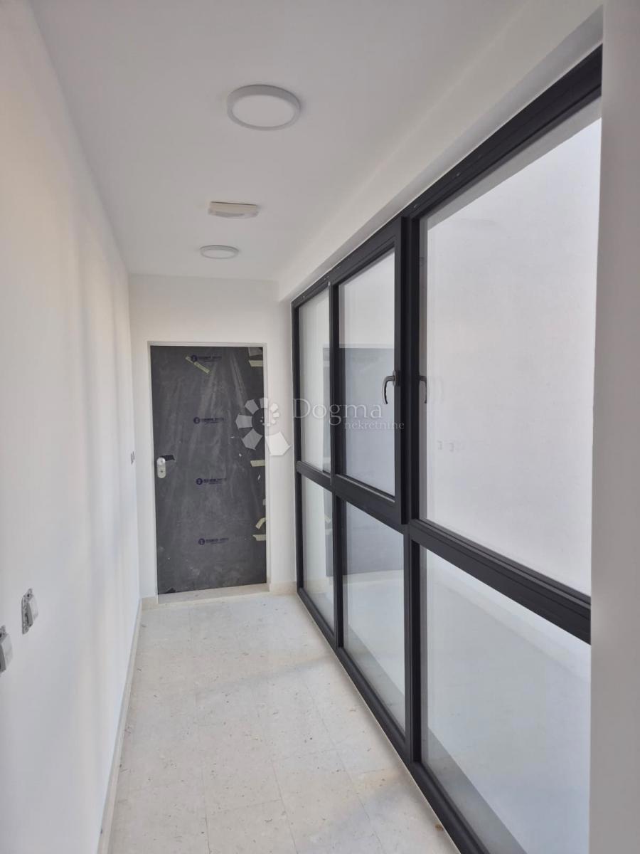 NUOVA COSTRUZIONE – APPARTAMENTO MODERNO AL 2° PIANO CON BALCONE E VISTA MARE, A MENO DI 150 m DALLA SPIAGGIA – OKRUG GORNJI