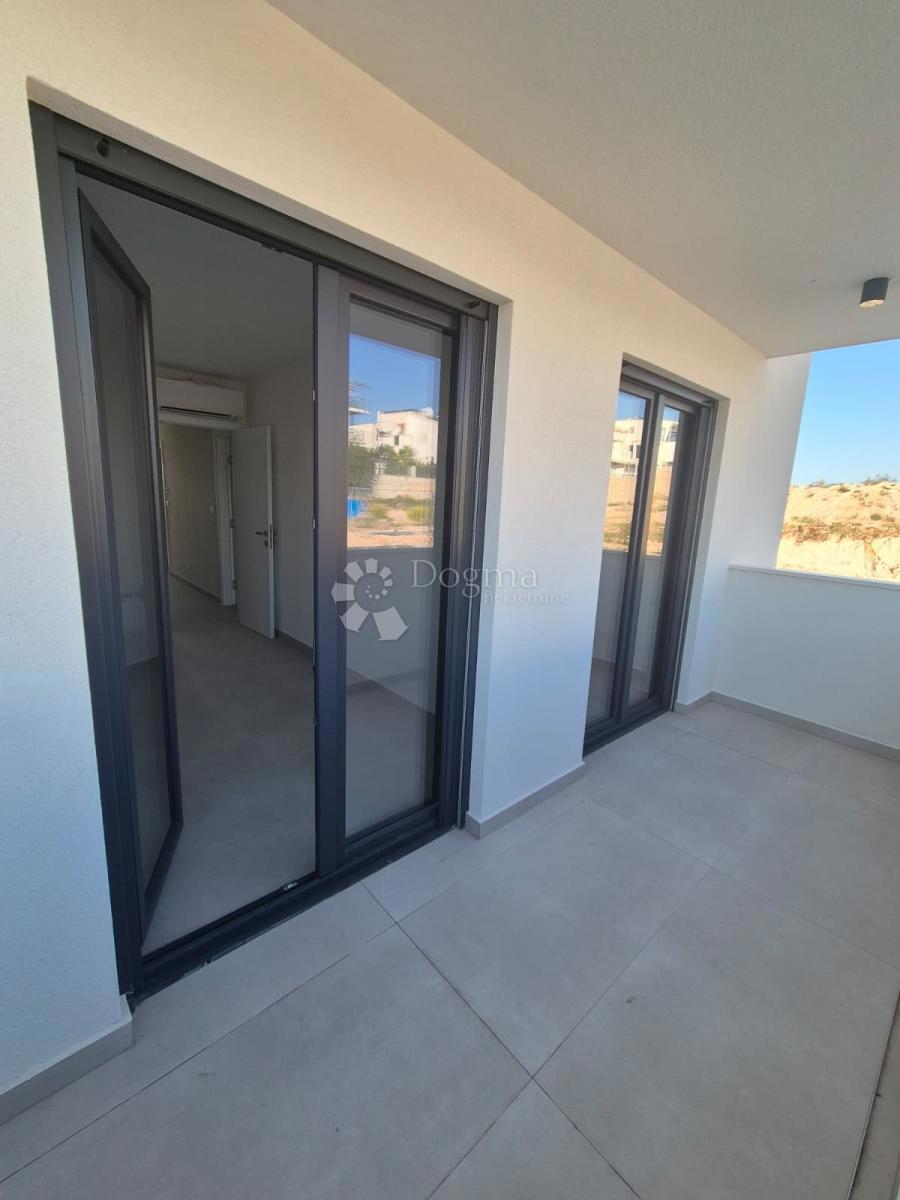 NUOVA COSTRUZIONE – APPARTAMENTO MODERNO AL 2° PIANO CON BALCONE E VISTA MARE, A MENO DI 150 m DALLA SPIAGGIA – OKRUG GORNJI