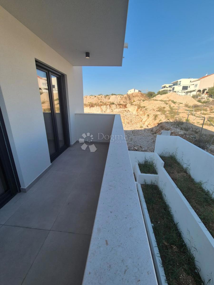 NUOVA COSTRUZIONE – APPARTAMENTO MODERNO AL 2° PIANO CON BALCONE E VISTA MARE, A MENO DI 150 m DALLA SPIAGGIA – OKRUG GORNJI