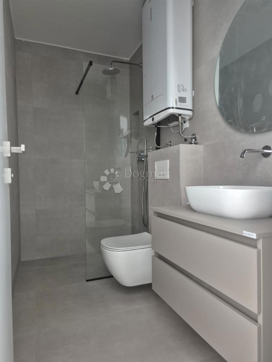 NUOVA COSTRUZIONE – APPARTAMENTO MODERNO AL 2° PIANO CON BALCONE E VISTA MARE, A MENO DI 150 m DALLA SPIAGGIA – OKRUG GORNJI