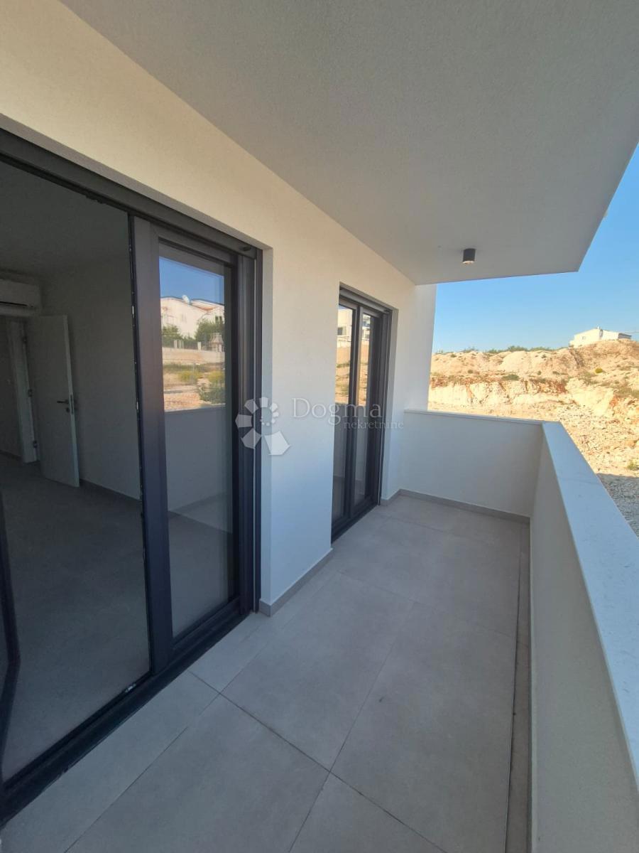 NUOVA COSTRUZIONE – APPARTAMENTO MODERNO AL 2° PIANO CON BALCONE E VISTA MARE, A MENO DI 150 m DALLA SPIAGGIA – OKRUG GORNJI