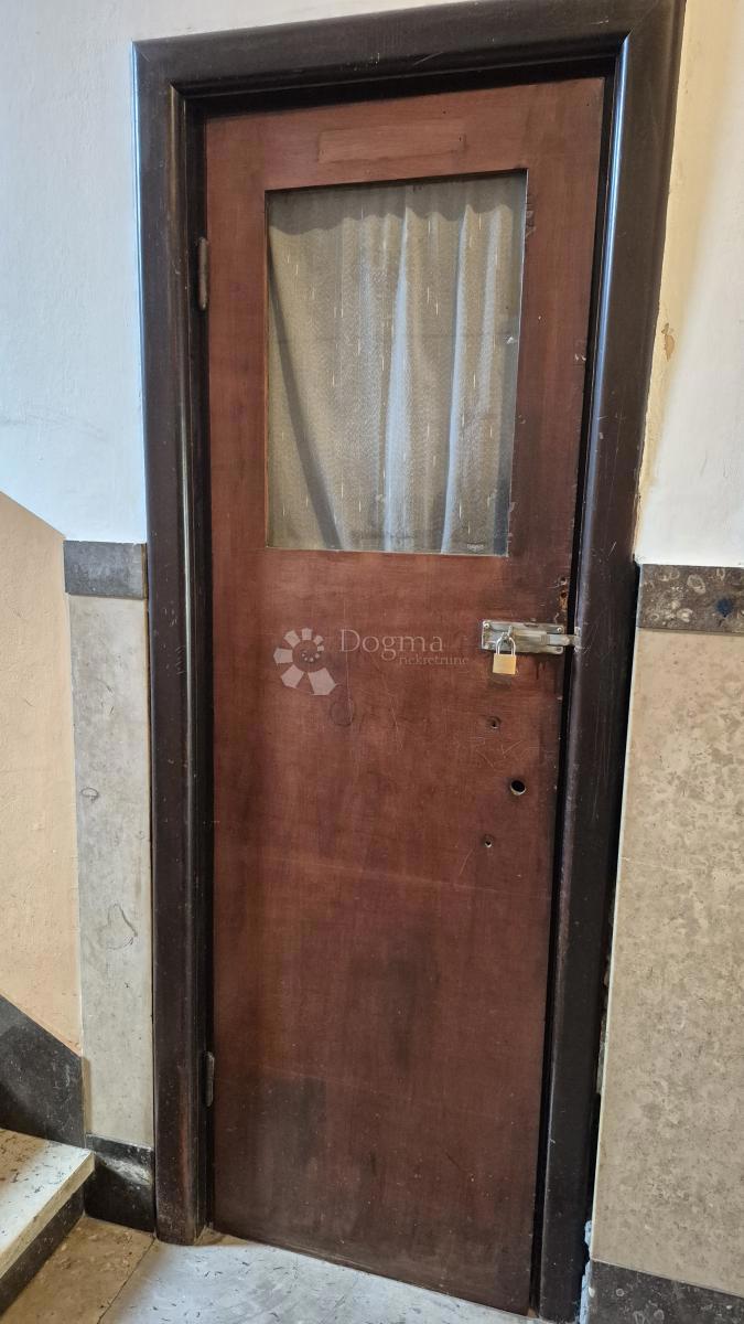 Appartamento con due camere da letto nel centro di Pola, superficie 72,83 m2 