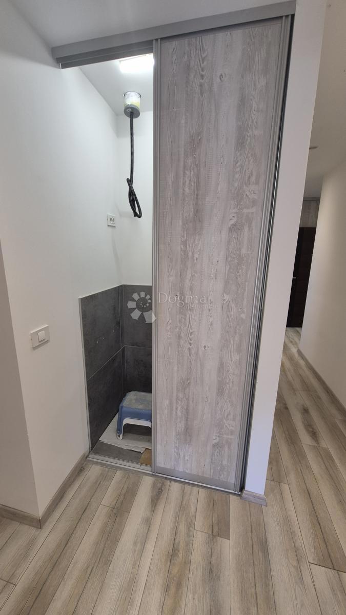 Appartamento con due camere da letto nel centro di Pola, superficie 72,83 m2 