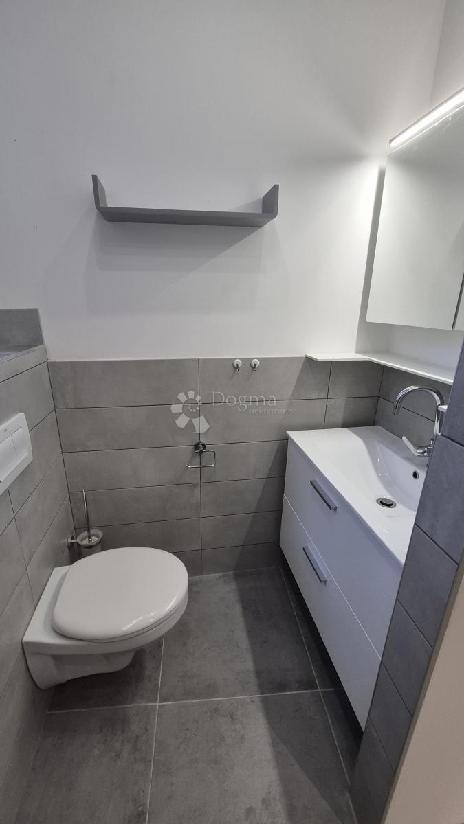 Appartamento con due camere da letto nel centro di Pola, superficie 72,83 m2 