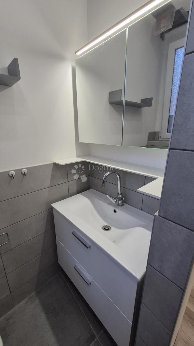 Appartamento con due camere da letto nel centro di Pola, superficie 72,83 m2 