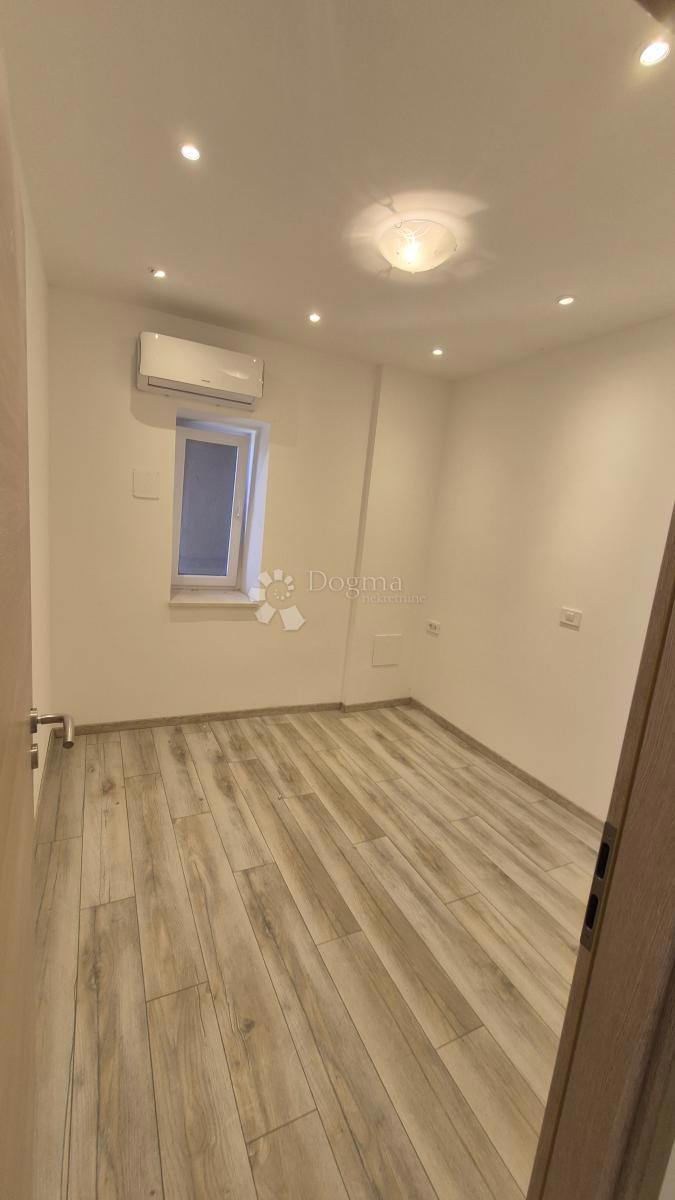 Appartamento con due camere da letto nel centro di Pola, superficie 72,83 m2 