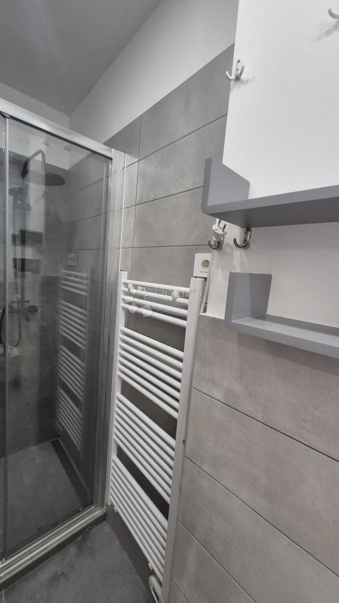 Appartamento con due camere da letto nel centro di Pola, superficie 72,83 m2 