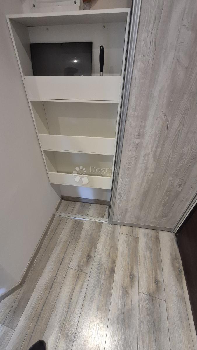 Appartamento con due camere da letto nel centro di Pola, superficie 72,83 m2 