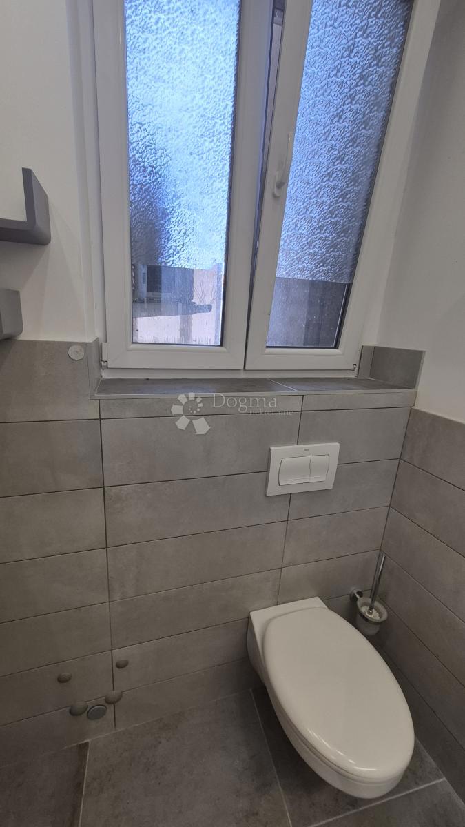 Appartamento con due camere da letto nel centro di Pola, superficie 72,83 m2 