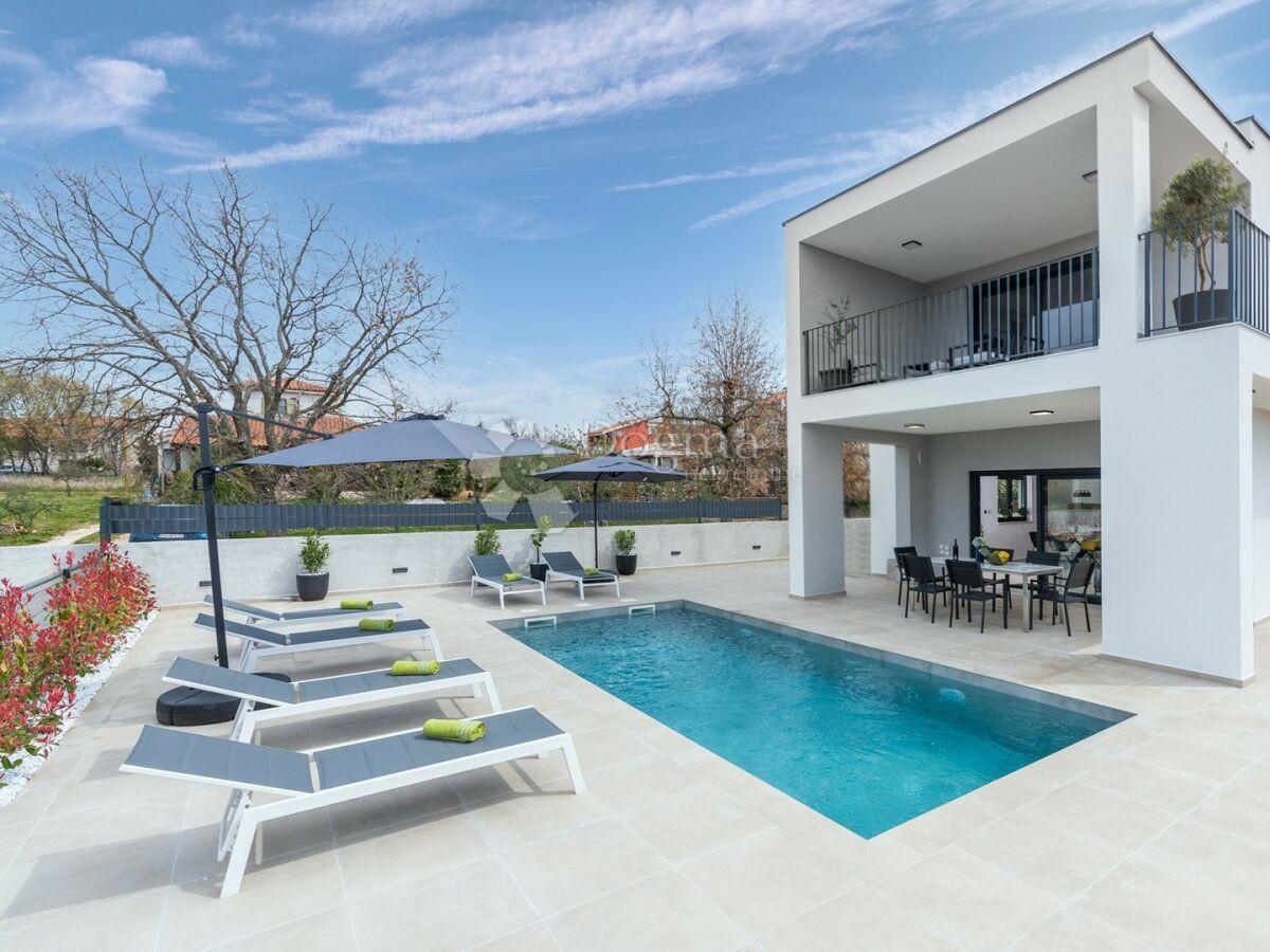 VILLA MODERNA CON PISCINA E JACUZZI - Parenzo