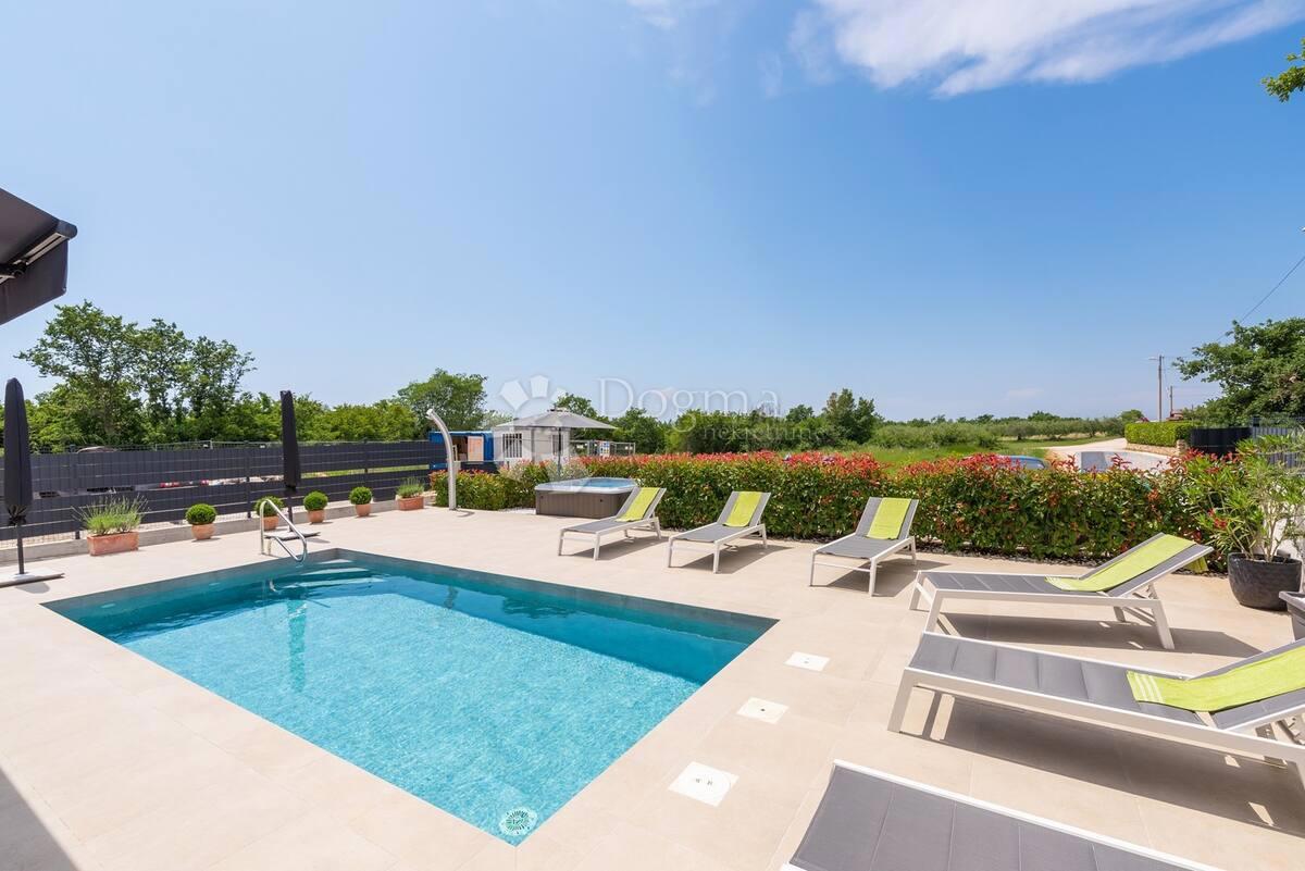 VILLA MODERNA CON PISCINA E JACUZZI - Parenzo