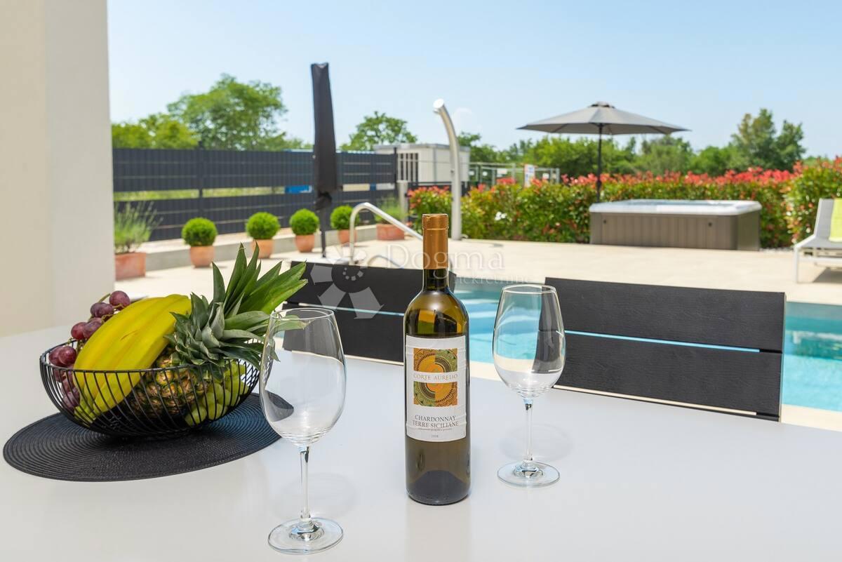 VILLA MODERNA CON PISCINA E JACUZZI - Parenzo