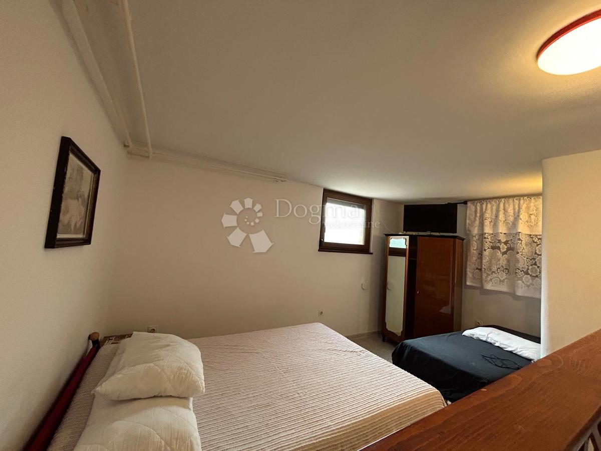 Spaziosa casa con quattro unità abitative, garage e splendido giardino – a solo 1 km dal centro di Umago e dalla spiaggia