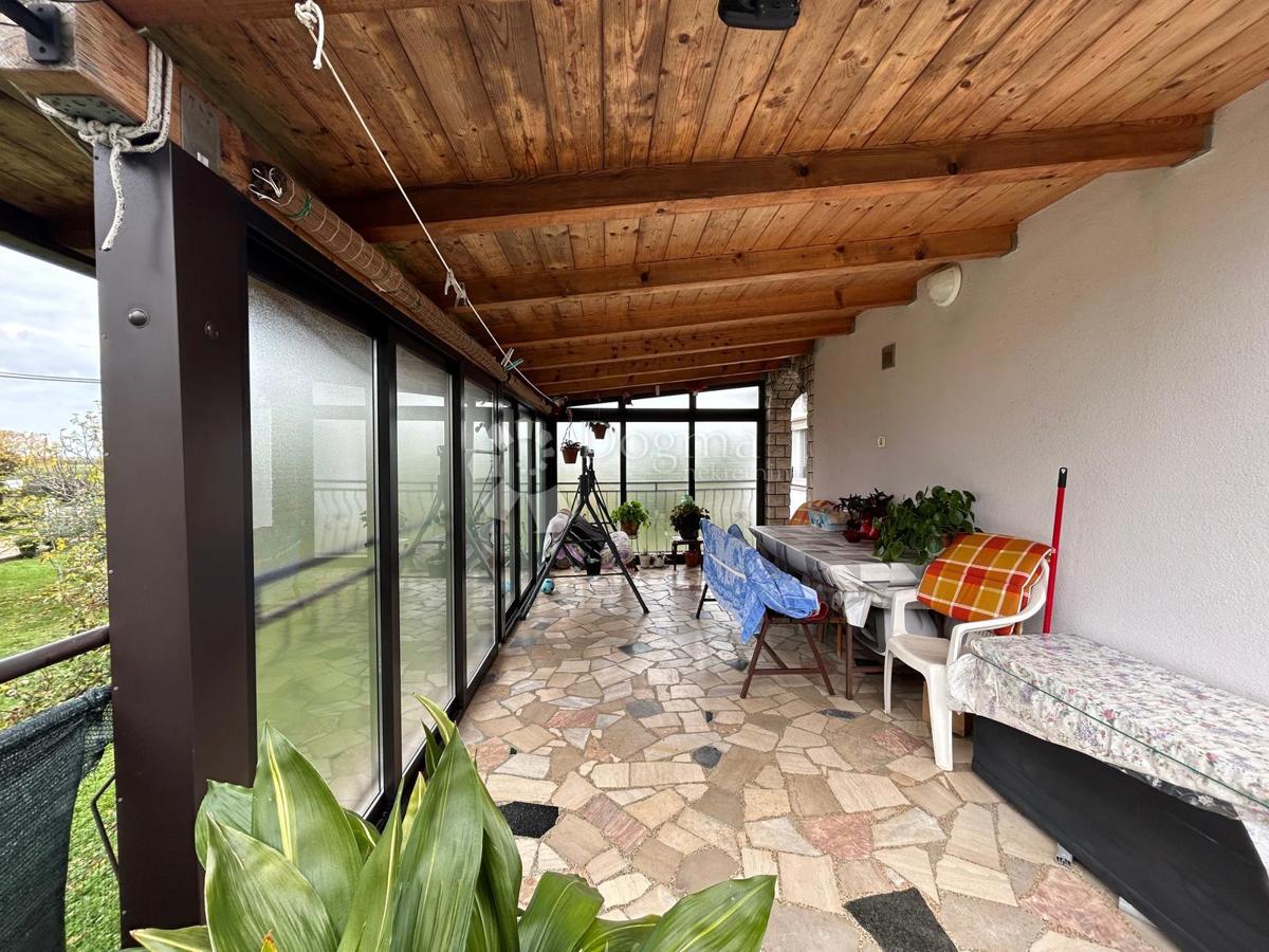 Spaziosa casa con quattro unità abitative, garage e splendido giardino – a solo 1 km dal centro di Umago e dalla spiaggia