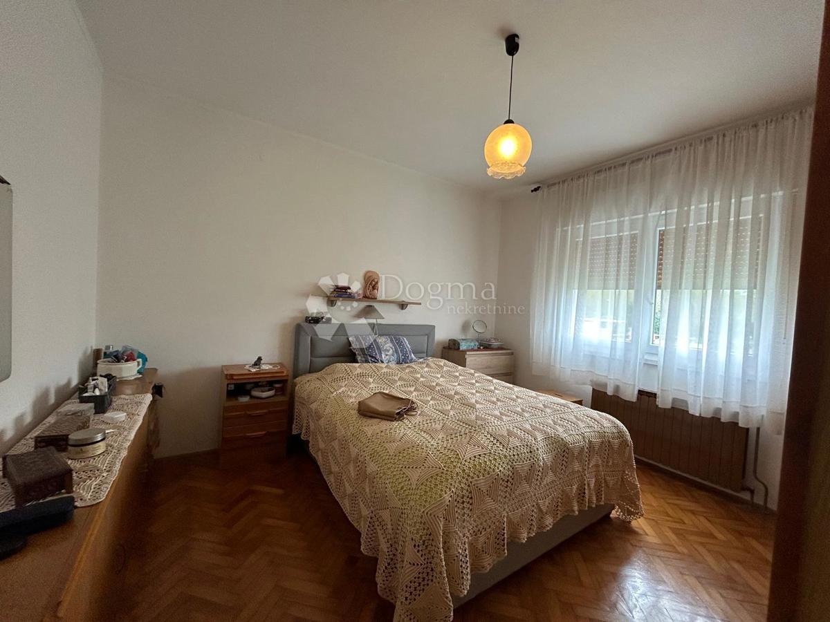 Spaziosa casa con quattro unità abitative, garage e splendido giardino – a solo 1 km dal centro di Umago e dalla spiaggia