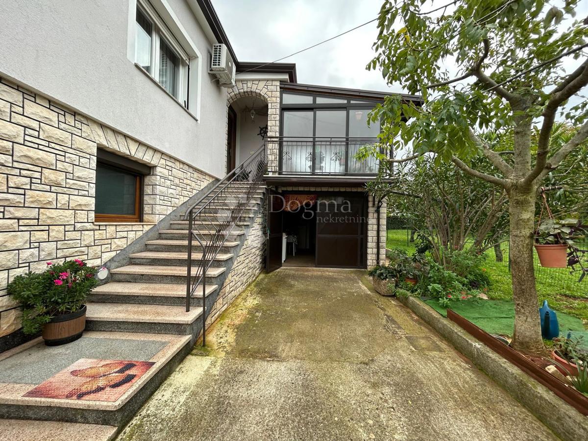 Spaziosa casa con quattro unità abitative, garage e splendido giardino – a solo 1 km dal centro di Umago e dalla spiaggia