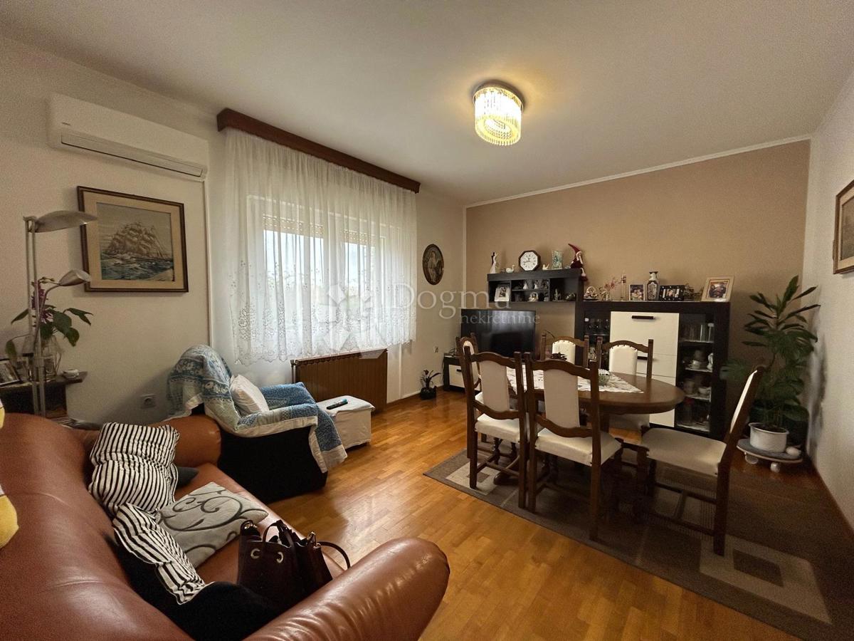 Spaziosa casa con quattro unità abitative, garage e splendido giardino – a solo 1 km dal centro di Umago e dalla spiaggia