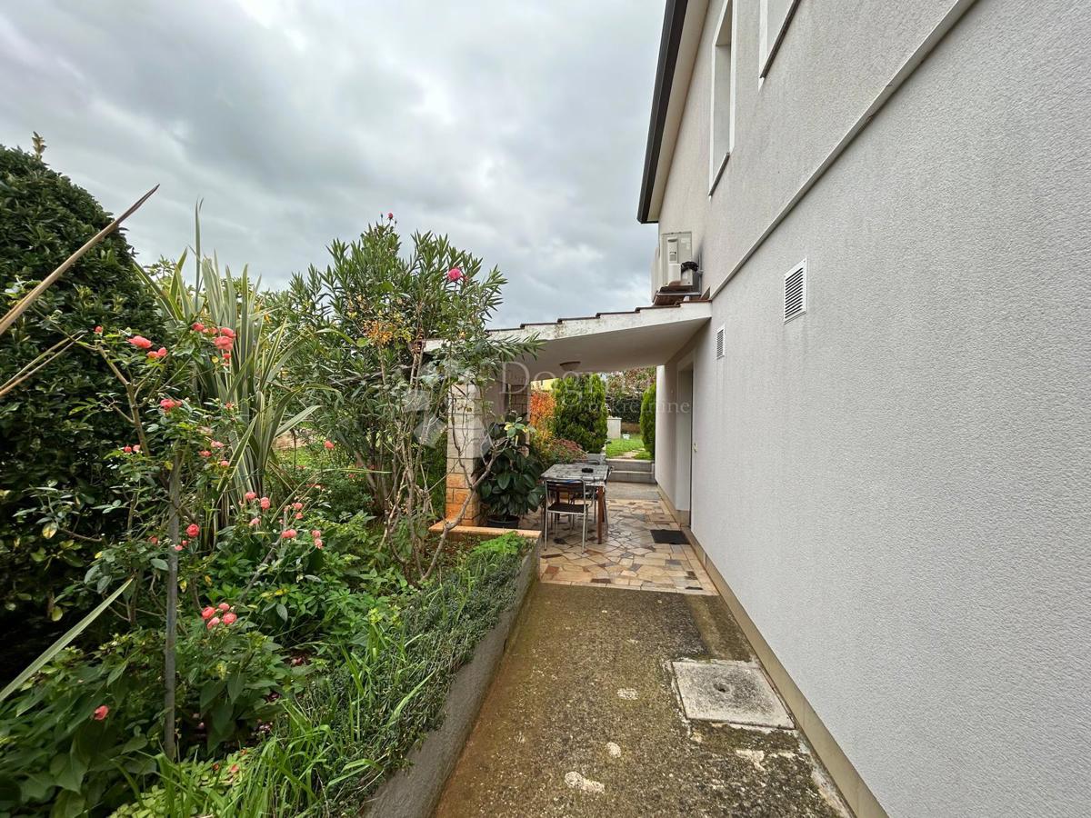 Spaziosa casa con quattro unità abitative, garage e splendido giardino – a solo 1 km dal centro di Umago e dalla spiaggia