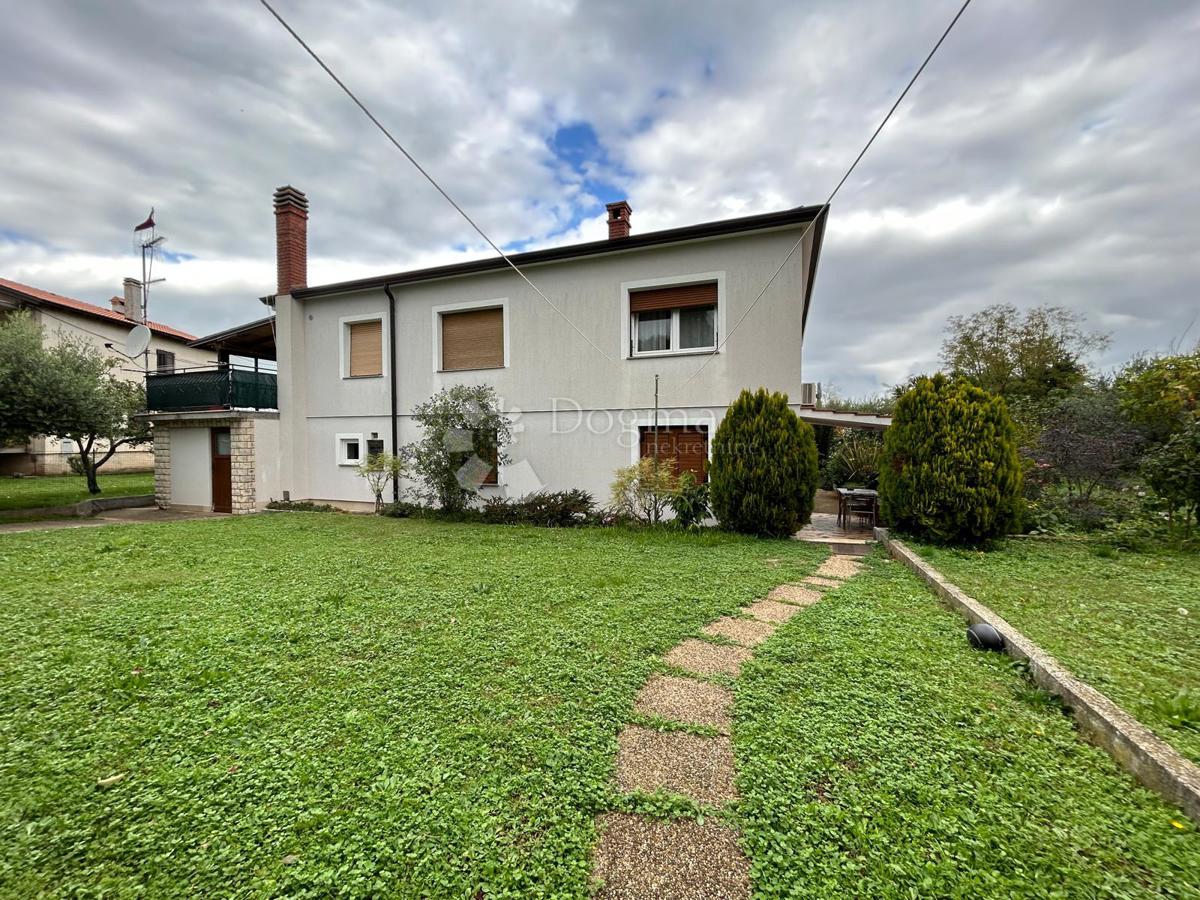 Spaziosa casa con quattro unità abitative, garage e splendido giardino – a solo 1 km dal centro di Umago e dalla spiaggia