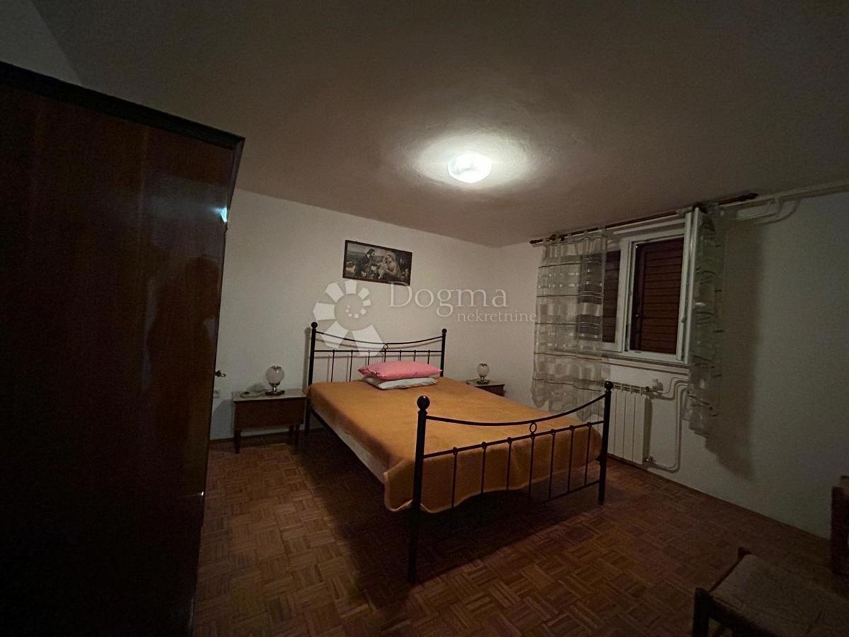 Spaziosa casa con quattro unità abitative, garage e splendido giardino – a solo 1 km dal centro di Umago e dalla spiaggia