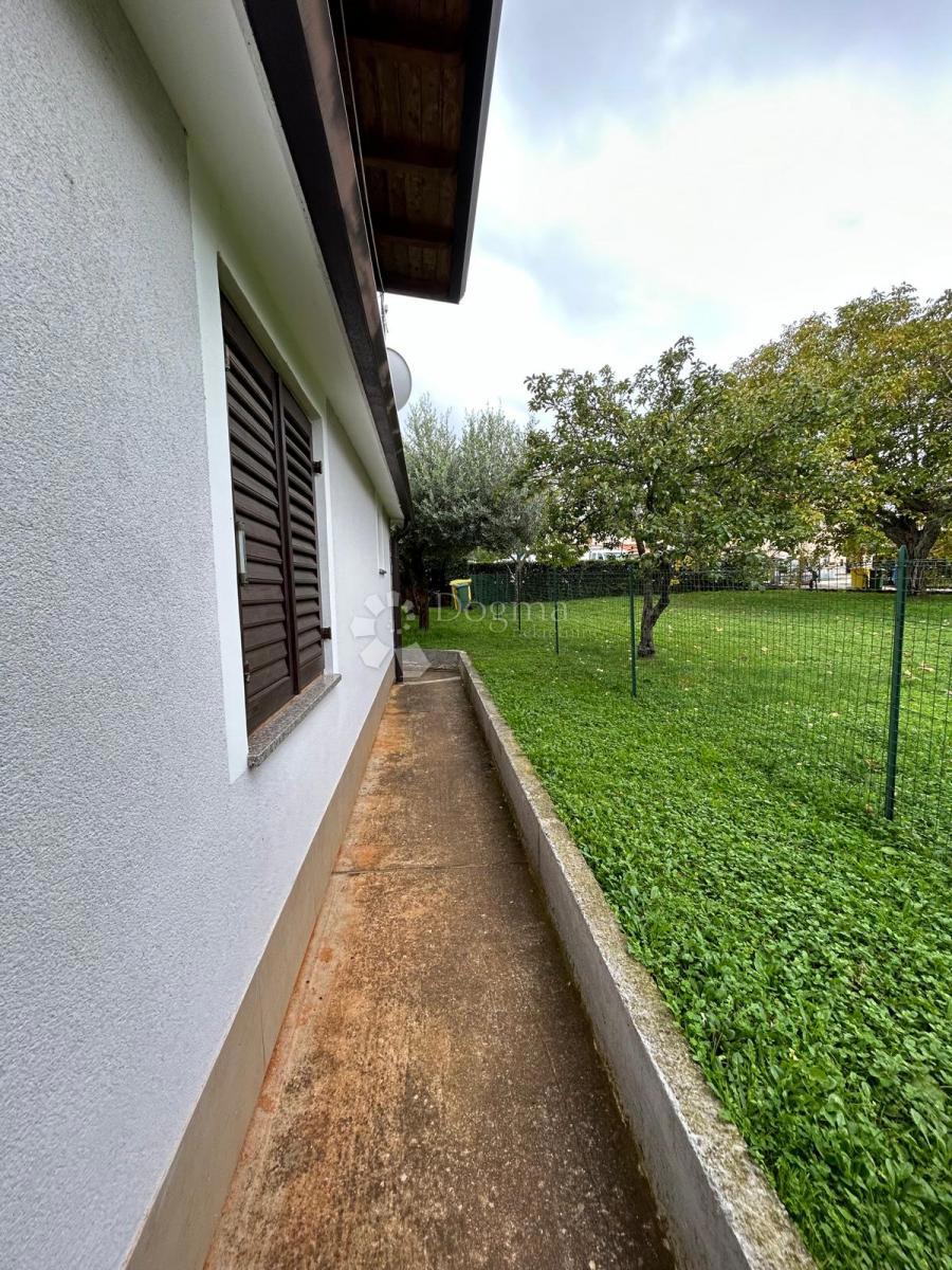 Spaziosa casa con quattro unità abitative, garage e splendido giardino – a solo 1 km dal centro di Umago e dalla spiaggia