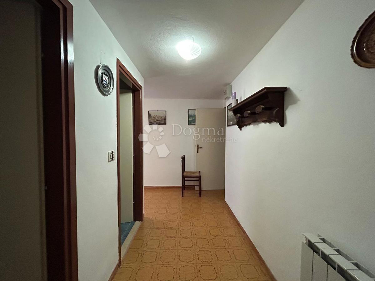 Spaziosa casa con quattro unità abitative, garage e splendido giardino – a solo 1 km dal centro di Umago e dalla spiaggia