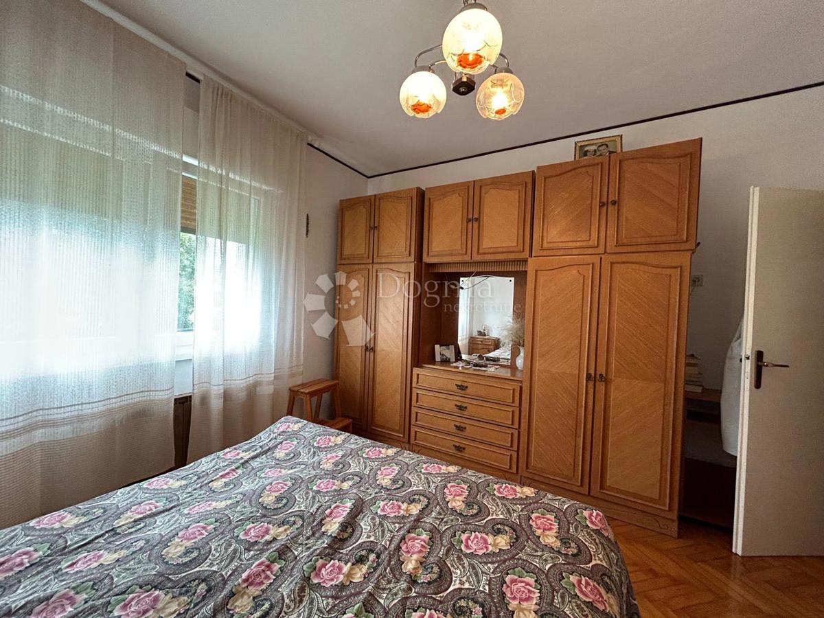 Spaziosa casa con quattro unità abitative, garage e splendido giardino – a solo 1 km dal centro di Umago e dalla spiaggia