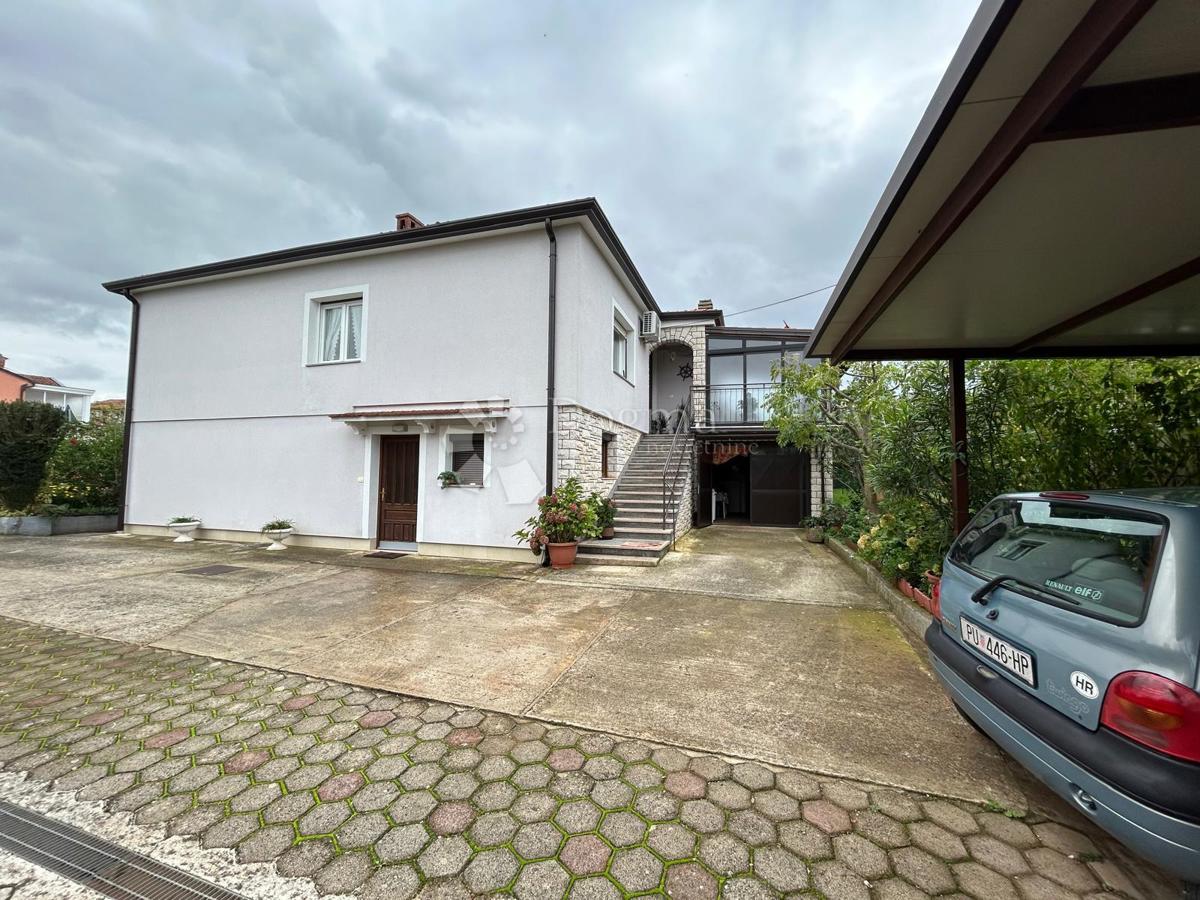 Spaziosa casa con quattro unità abitative, garage e splendido giardino – a solo 1 km dal centro di Umago e dalla spiaggia