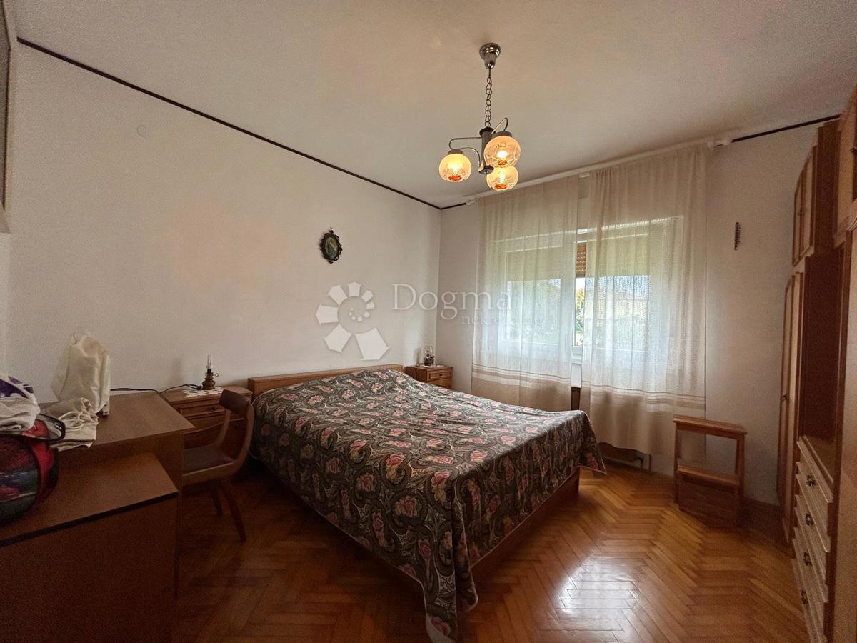 Spaziosa casa con quattro unità abitative, garage e splendido giardino – a solo 1 km dal centro di Umago e dalla spiaggia